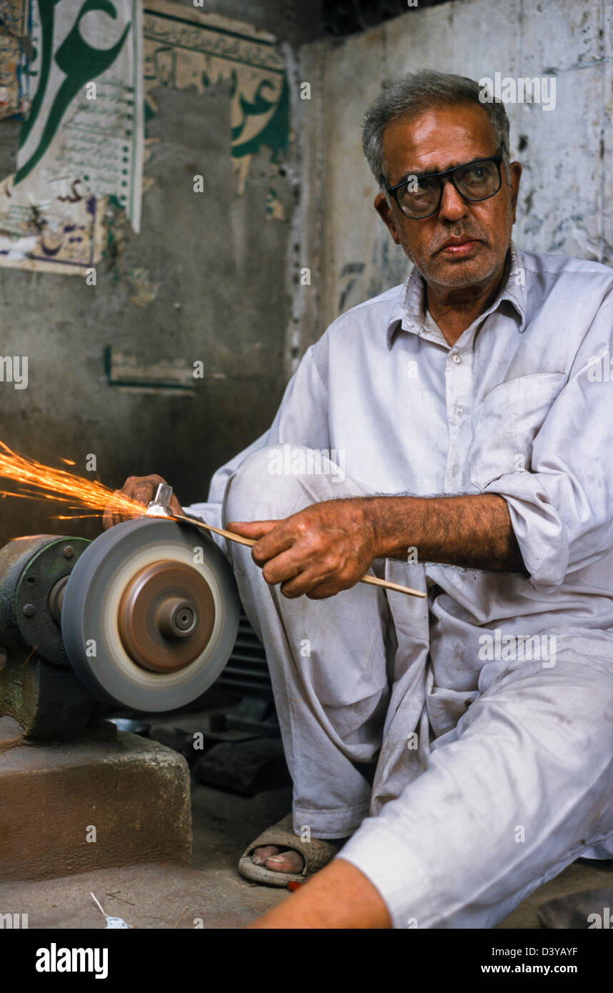 Messer und Scheren Schleifer in Lahore, Pakistan Stockfoto