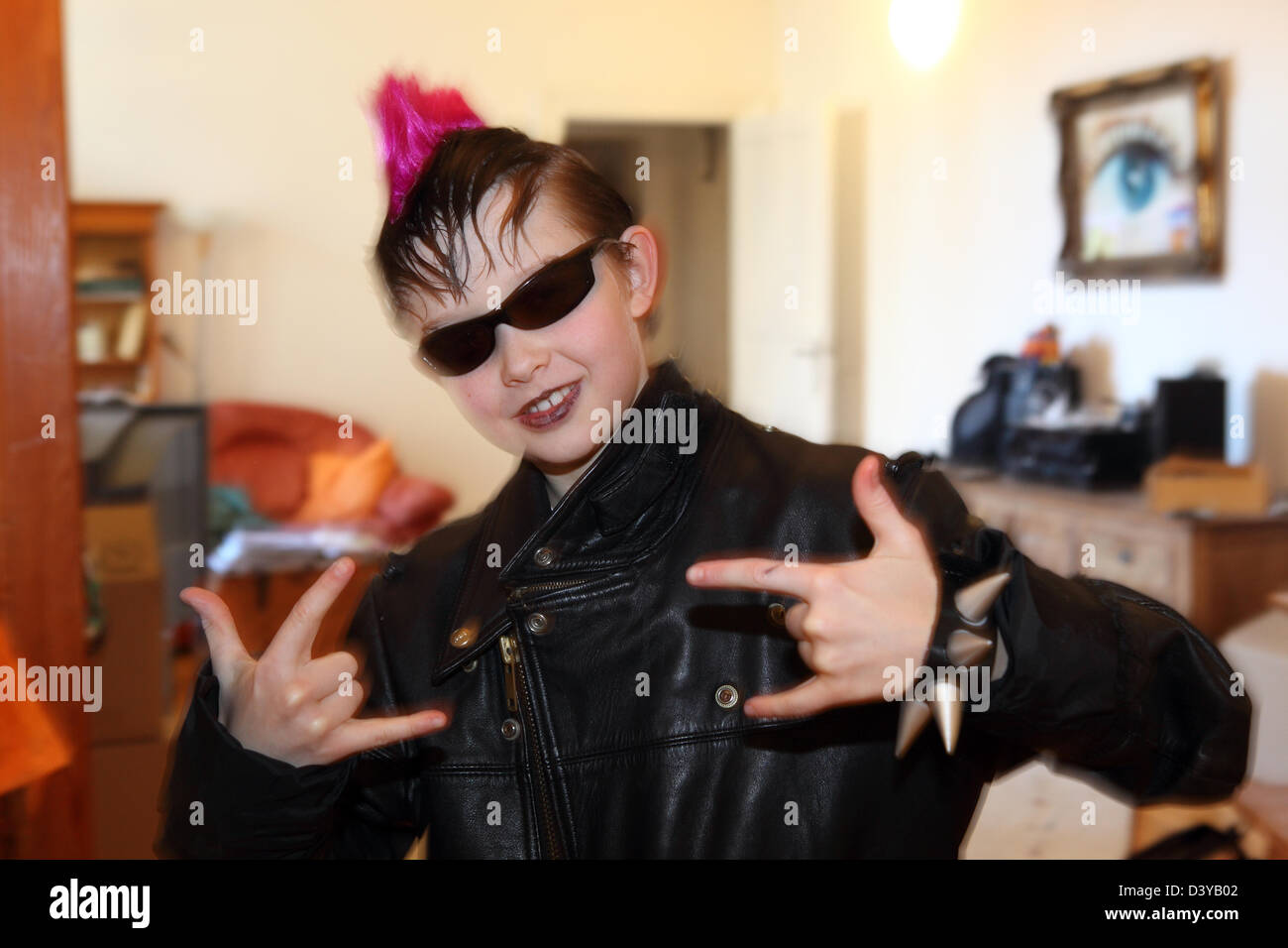 Berlin, Deutschland, ist der junge gekleidet für den Karneval als Punker Stockfoto