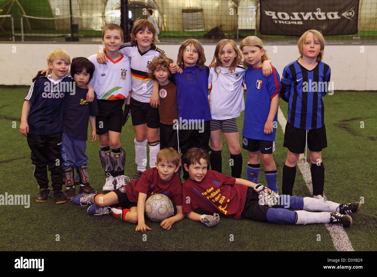 Berlin, Deutschland, haben Kinder Fußball spielen für ein Gruppenfoto aufgereiht Stockfoto