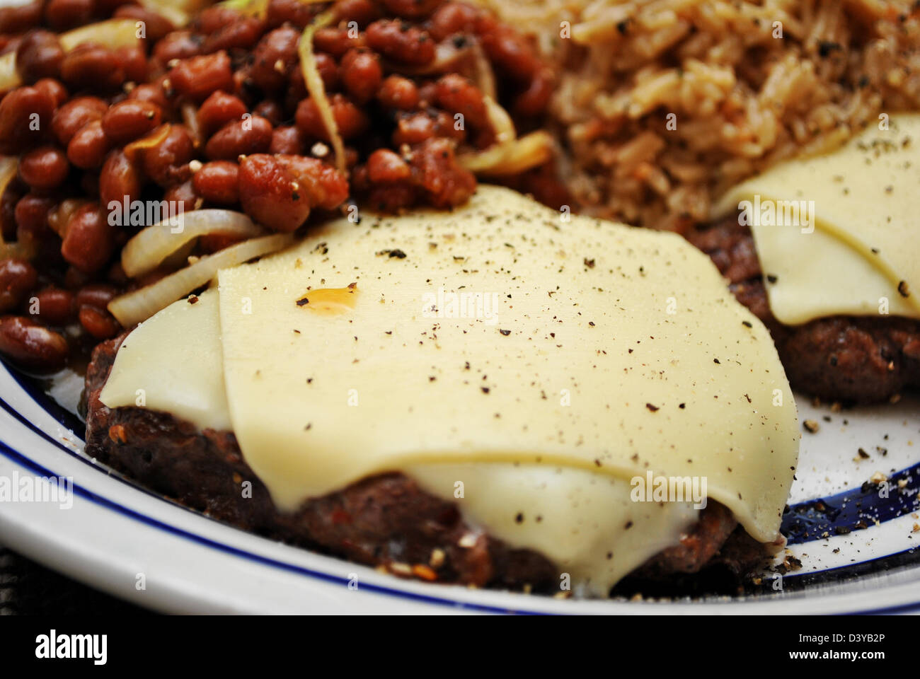 Hamburger mit Käse mit Seiten im Hintergrund Stockfoto