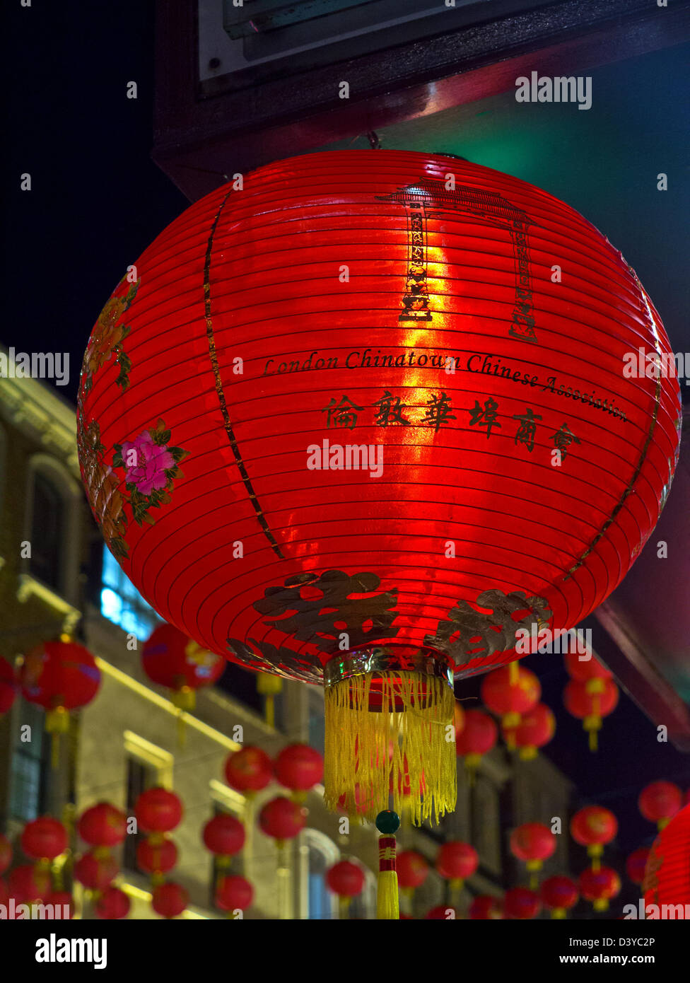 Traditionelle rote chinesische Laterne leuchtet in der Nacht vor einem chinesischen Restaurant in Chinatown Soho London UK Stockfoto
