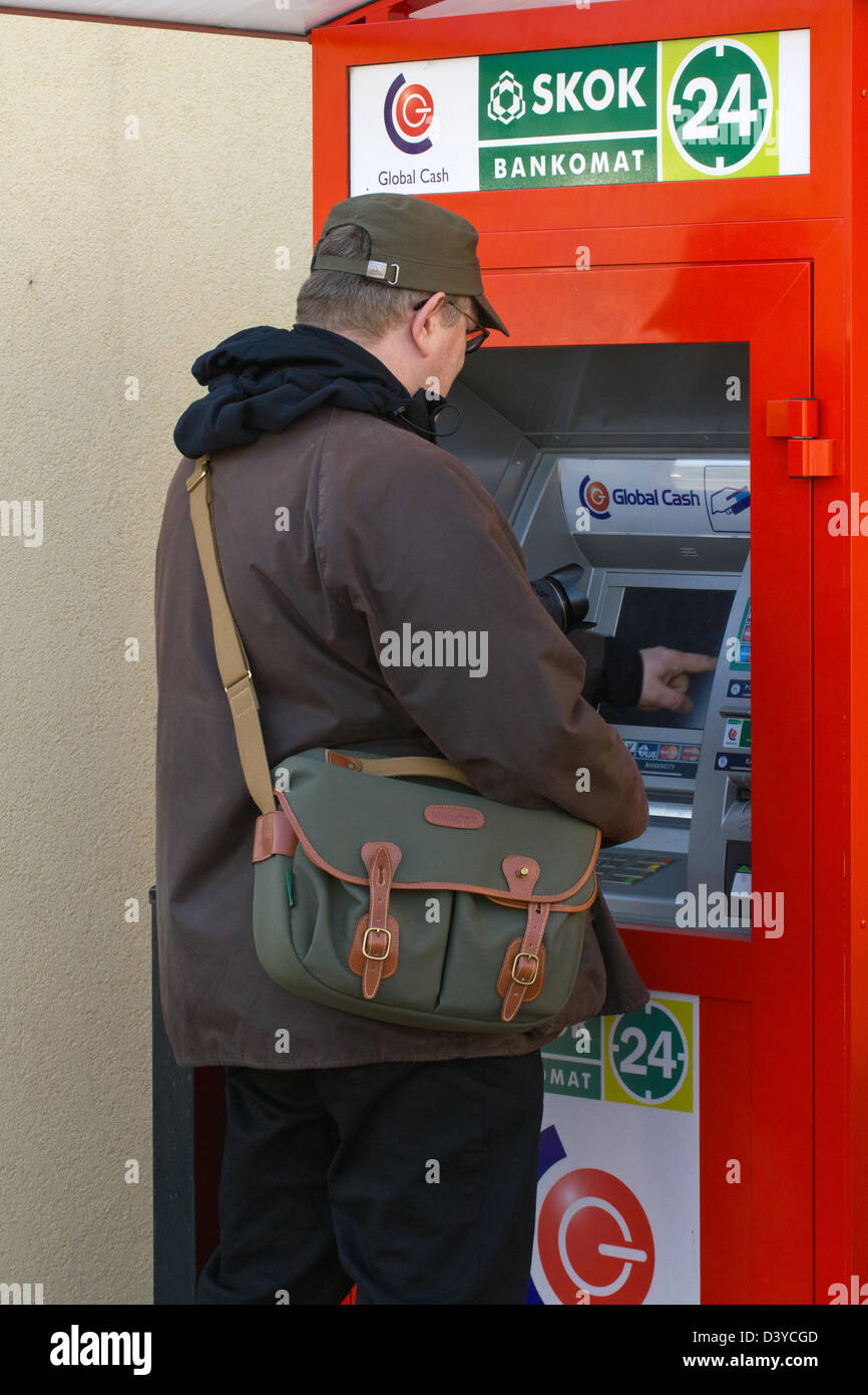 Rewal, Polen, ein Mann wirft Geld aus dem Geldautomaten Stockfoto