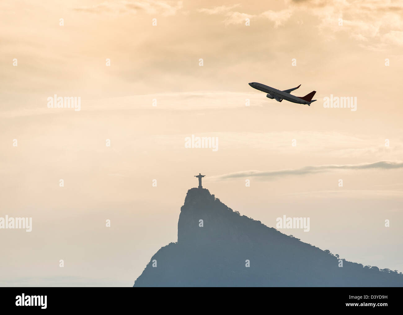 Flugzeug über Christus de Erlöser in Rio De Janeiro Stockfoto