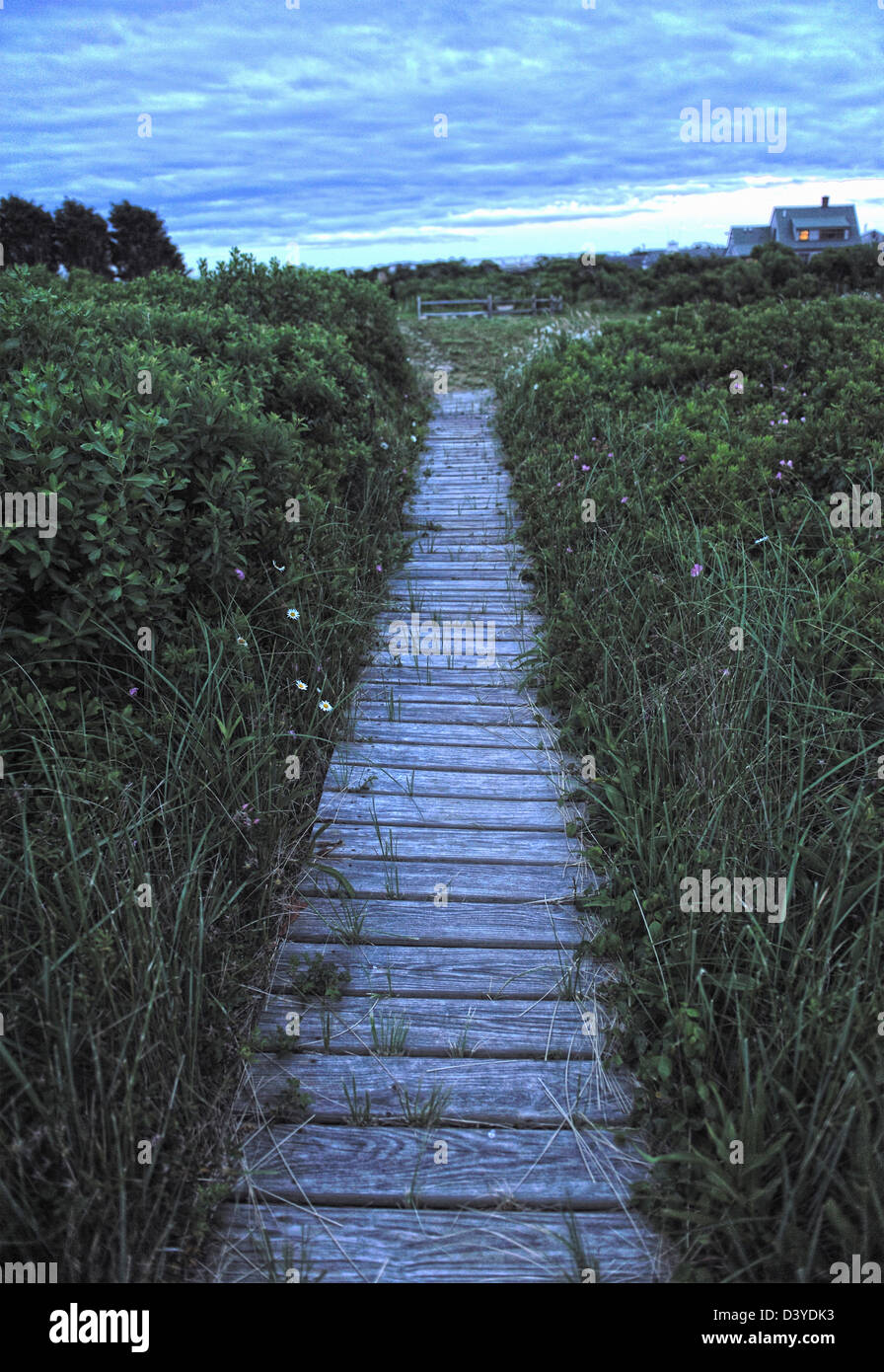 Weg zum Strand vom Strandhaus in die Ferne, Madaket Hafen, Nantucket Island Stockfoto