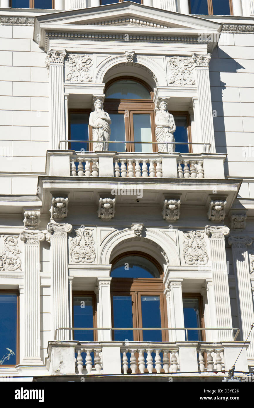 Balkone von einem verzierten Gebäude mit Karyatiden, Vienna Stockfoto