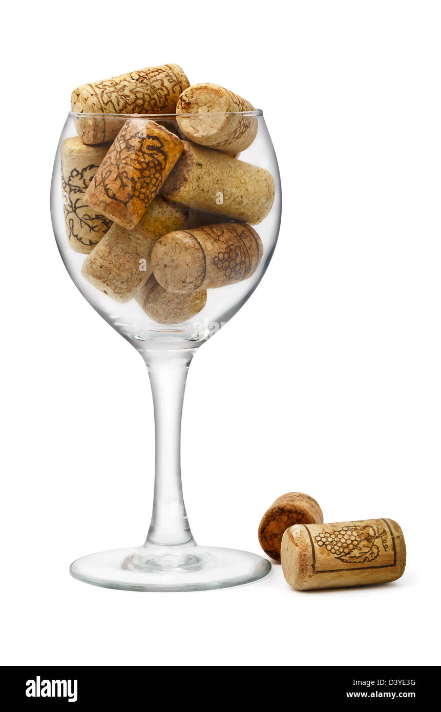 Glas Wein gefüllt mit Flaschenkorken isoliert auf weiss Stockfoto