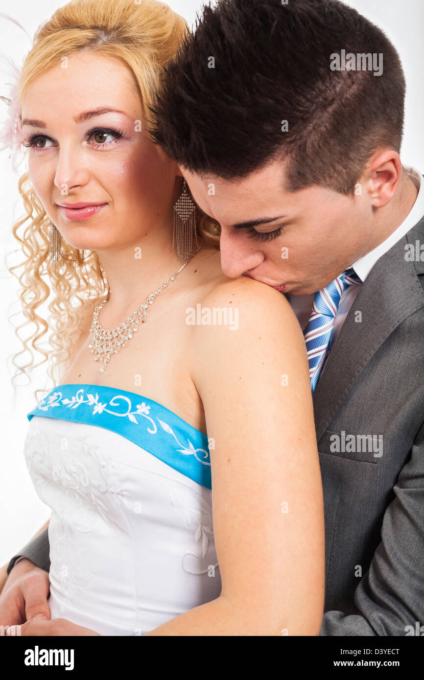 Nahaufnahme des Hochzeitspaar umarmen und küssen auf Schulter. Stockfoto