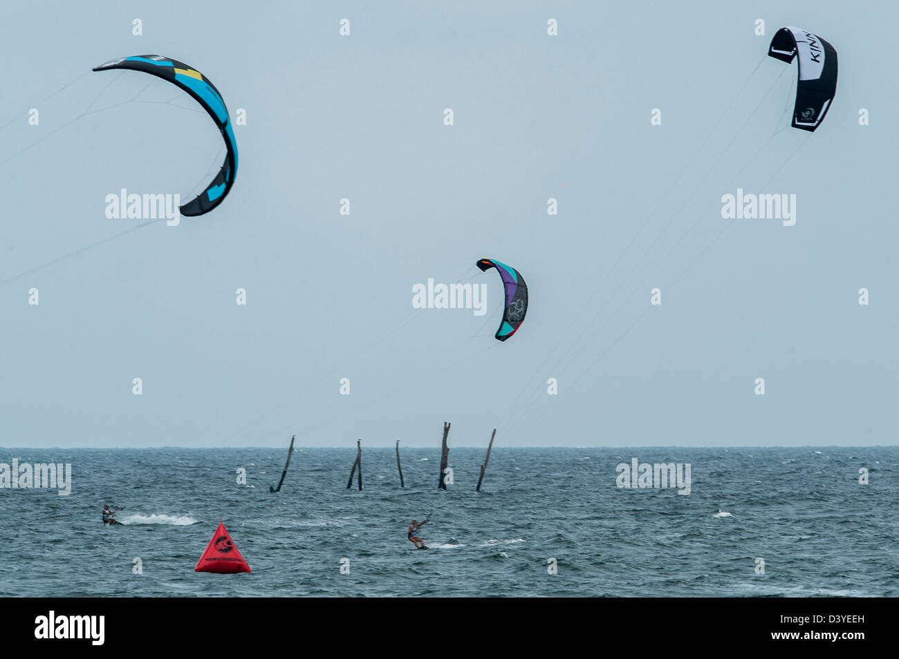 [BINTAN ISLAND, Indonesien: Kiteboarder während Tag eines der 1. KTA Bintan Argo Beach Resort am 21. Februar 2013 Stockfoto