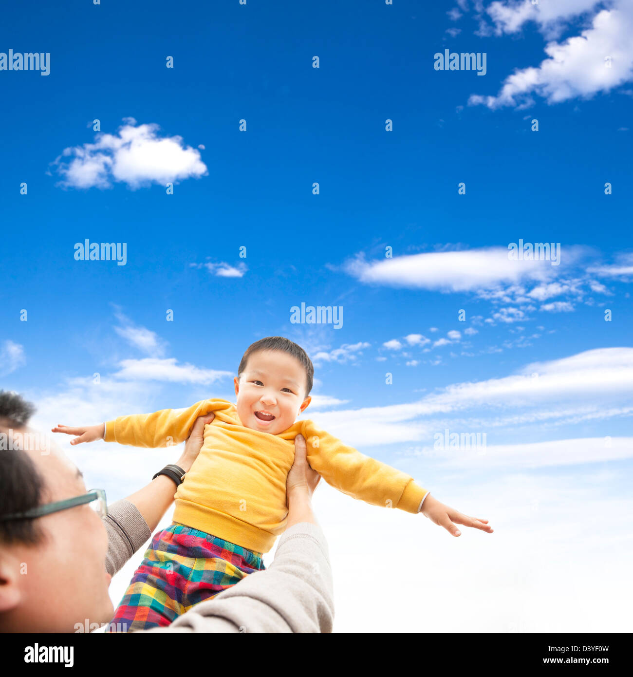 glückliches Kind mit seinem Vater spielen Stockfoto
