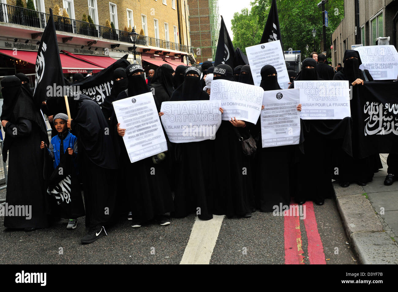 Eine Gruppe von Frauen Demonstranten tragen schwarze Burkas. Stockfoto