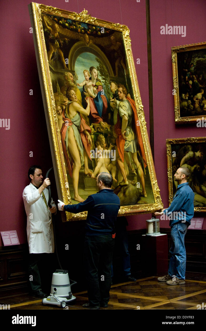 Dresden, Deutschland, Staub Restauratoren Madonna mit St. Georg von Correggio Stockfoto