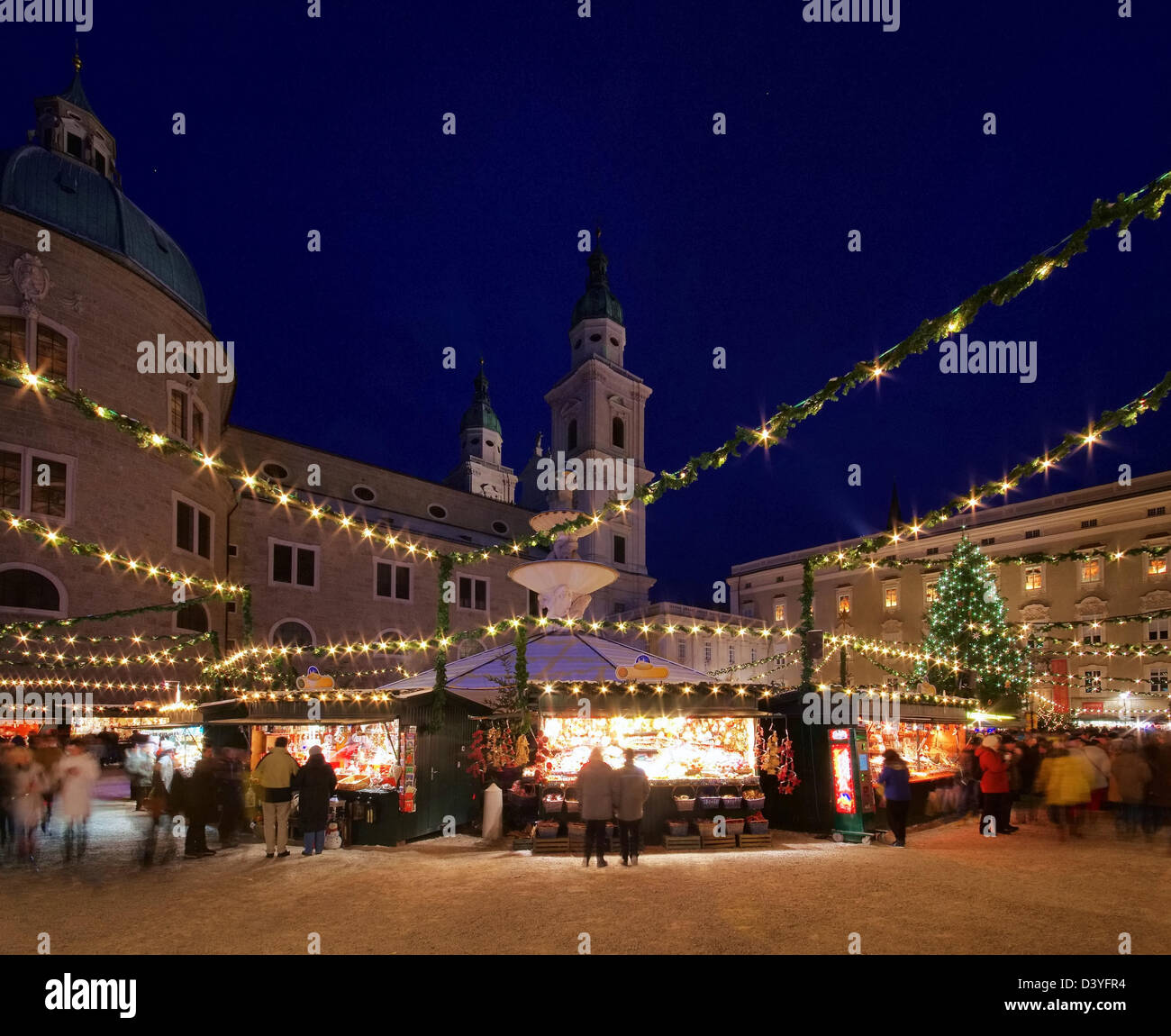 Weihnachtsmarkt und salzburger dom Fotos und Bildmaterial in hoher