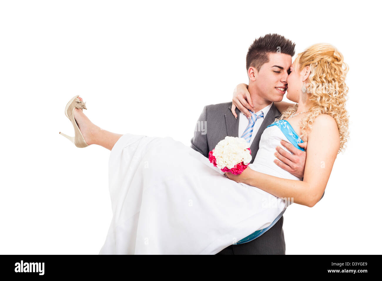 Junge Hochzeitspaar glücklich verliebt, isoliert auf weißem Hintergrund. Stockfoto