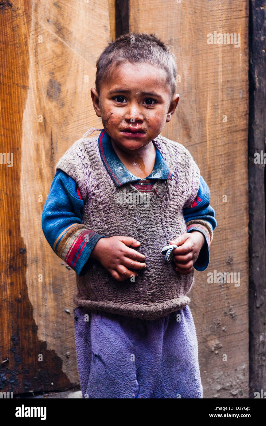 Trauriges kleines Kind in Malana Dorf, Himachal Pradesh, Indien Stockfoto