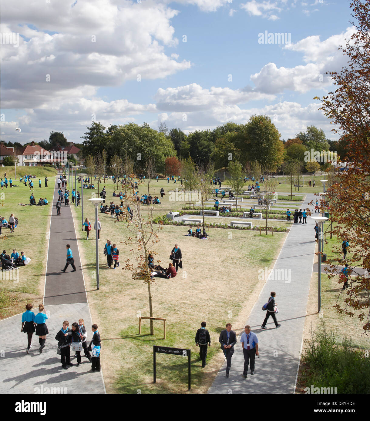 Thomas Tallis Schule, Greenwich, Großbritannien. Architekt: John McAslan & Partner, 2012. Grüne Gartenanlage mit Gehweg Stockfoto