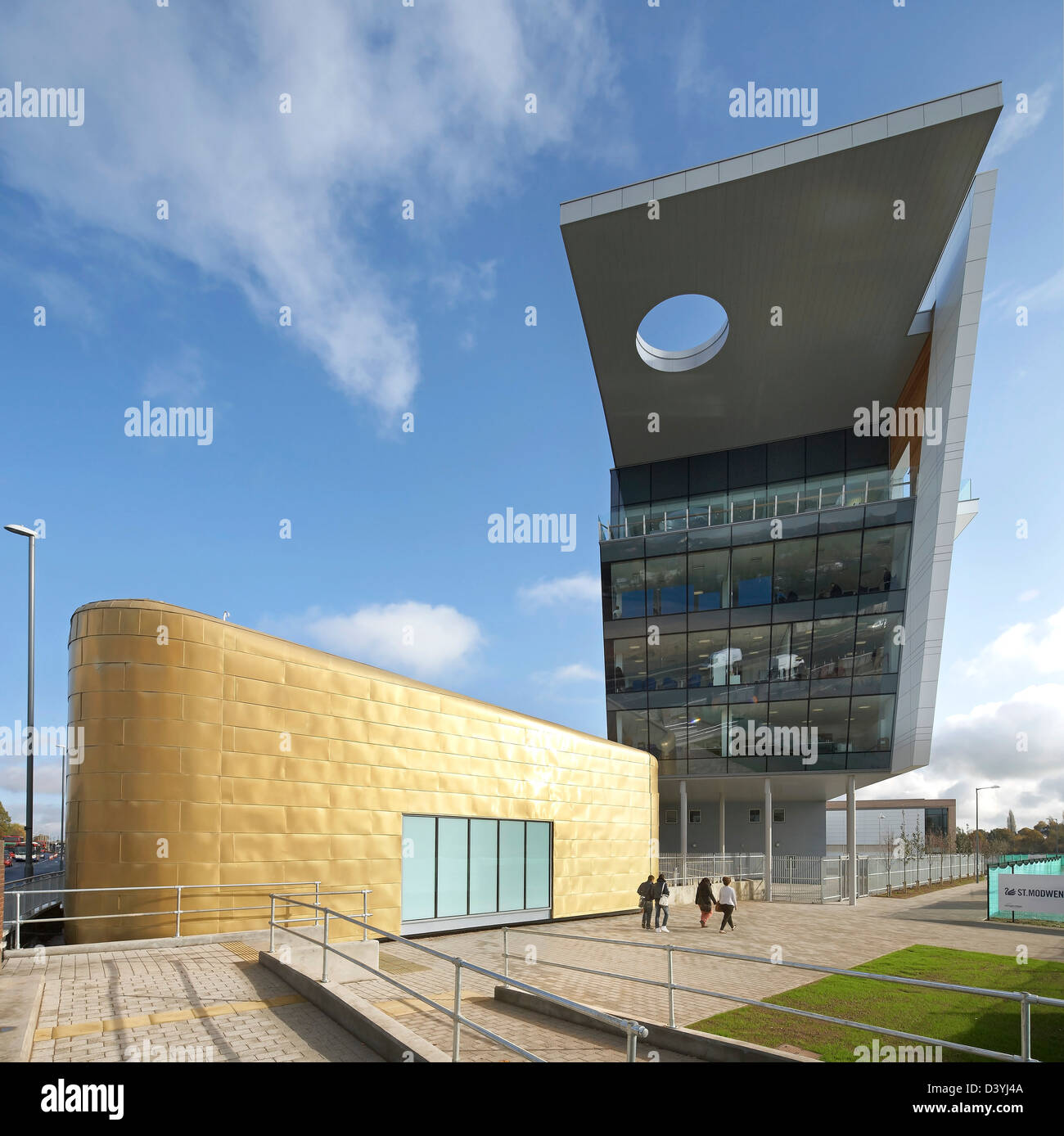 Bournville College in Birmingham, Vereinigtes Königreich. Architekt: Broadway Malyan Limited, 2011. Glasturm und Metall gekleidet Konferenz Stockfoto