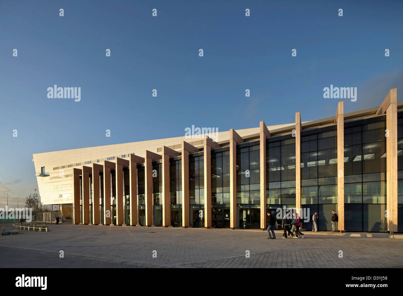 Bournville College in Birmingham, Vereinigtes Königreich. Architekt: Broadway Malyan Limited, 2011. Gegenüberstellung von Fassade und Keil shap Stockfoto