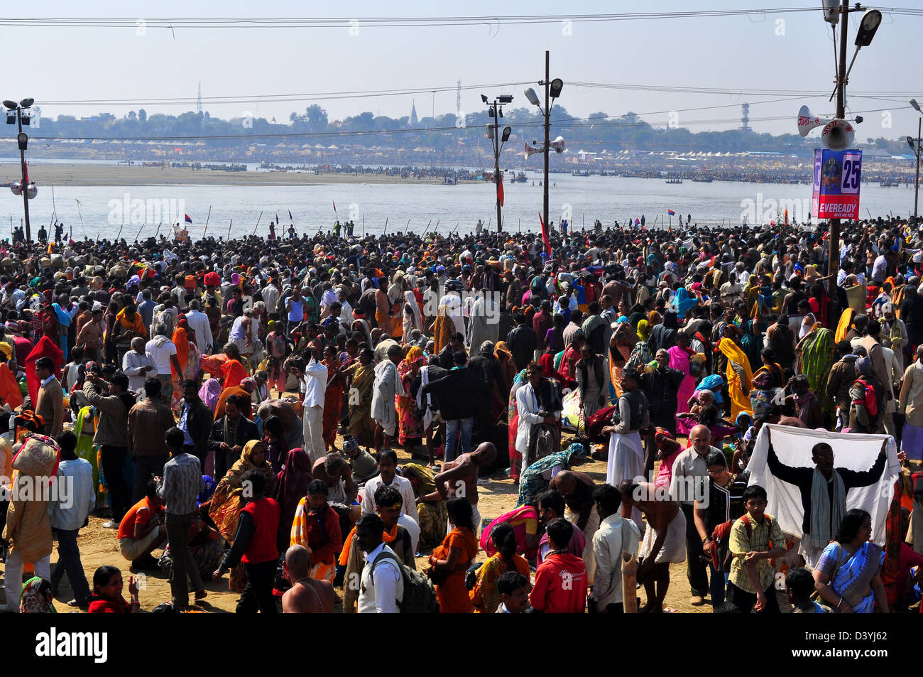 Millionen von hinduistischen Anhänger versammelten sich um am Ufer der Sangam Zusammenfluss des Flusses Ganges ein heiliges Bad zu nehmen. Stockfoto