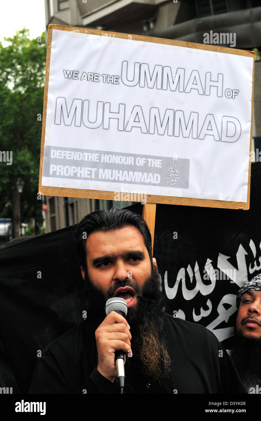 Ruft eine extremistische islamistische Parolen auf einen Protest außerhalb der französischen Botschaft in London. Stockfoto