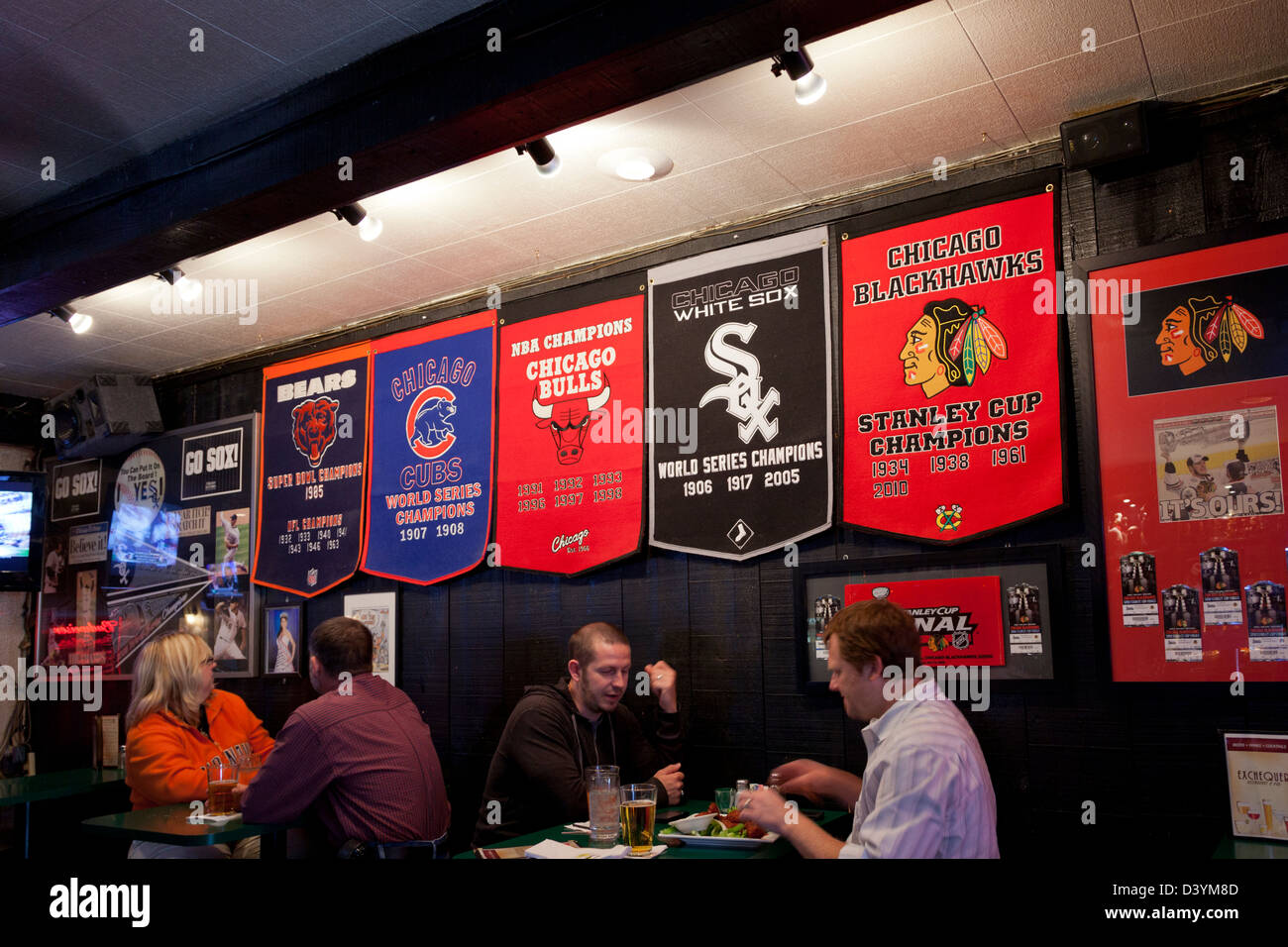USA, Illinois, Chicago, Bar-Szene mit verschiedenen Insignien des Chicago Sportteams wie Eishockey und Basketball. Stockfoto