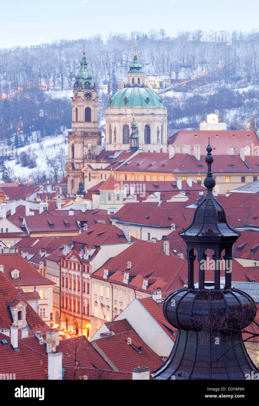 Prag - St. Nikolaus-Kirche und die Dächer der kleinen Viertel im winter Stockfoto