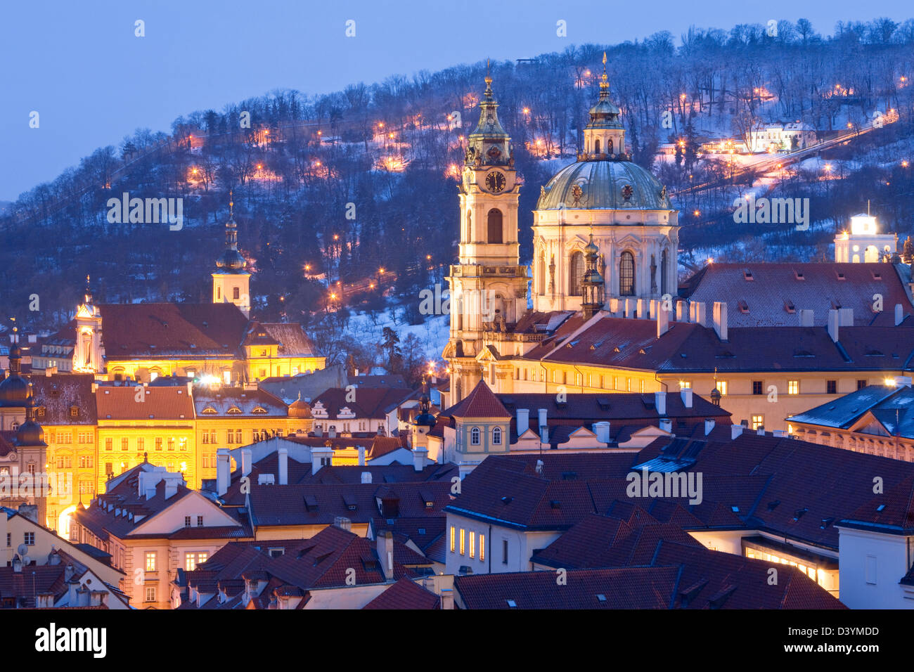 Prag - St. Nikolaus-Kirche und die Dächer der kleinen Viertel im winter Stockfoto