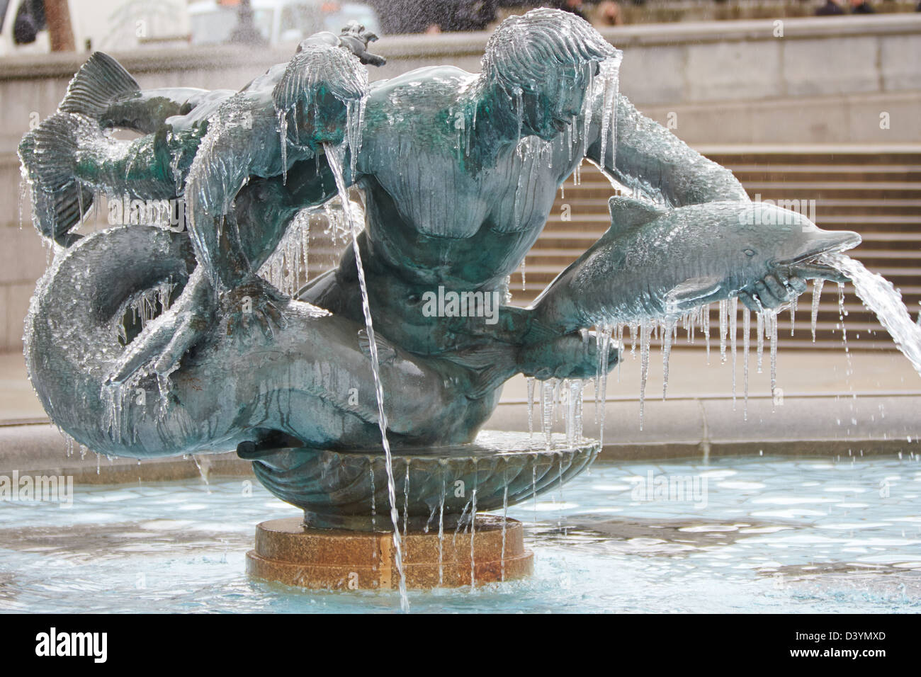 Großen Eiszapfen hängen aus eine Triton-Statue, die Bestandteil der Brunnen am Trafalgar Square in London, in der kalten Jahreszeit Stockfoto