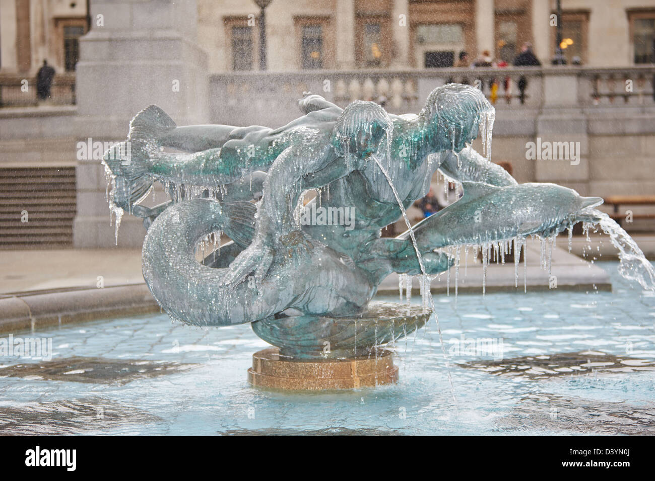 Großen Eiszapfen hängen aus eine Triton-Statue, die Bestandteil der Brunnen am Trafalgar Square in London, in der kalten Jahreszeit Stockfoto