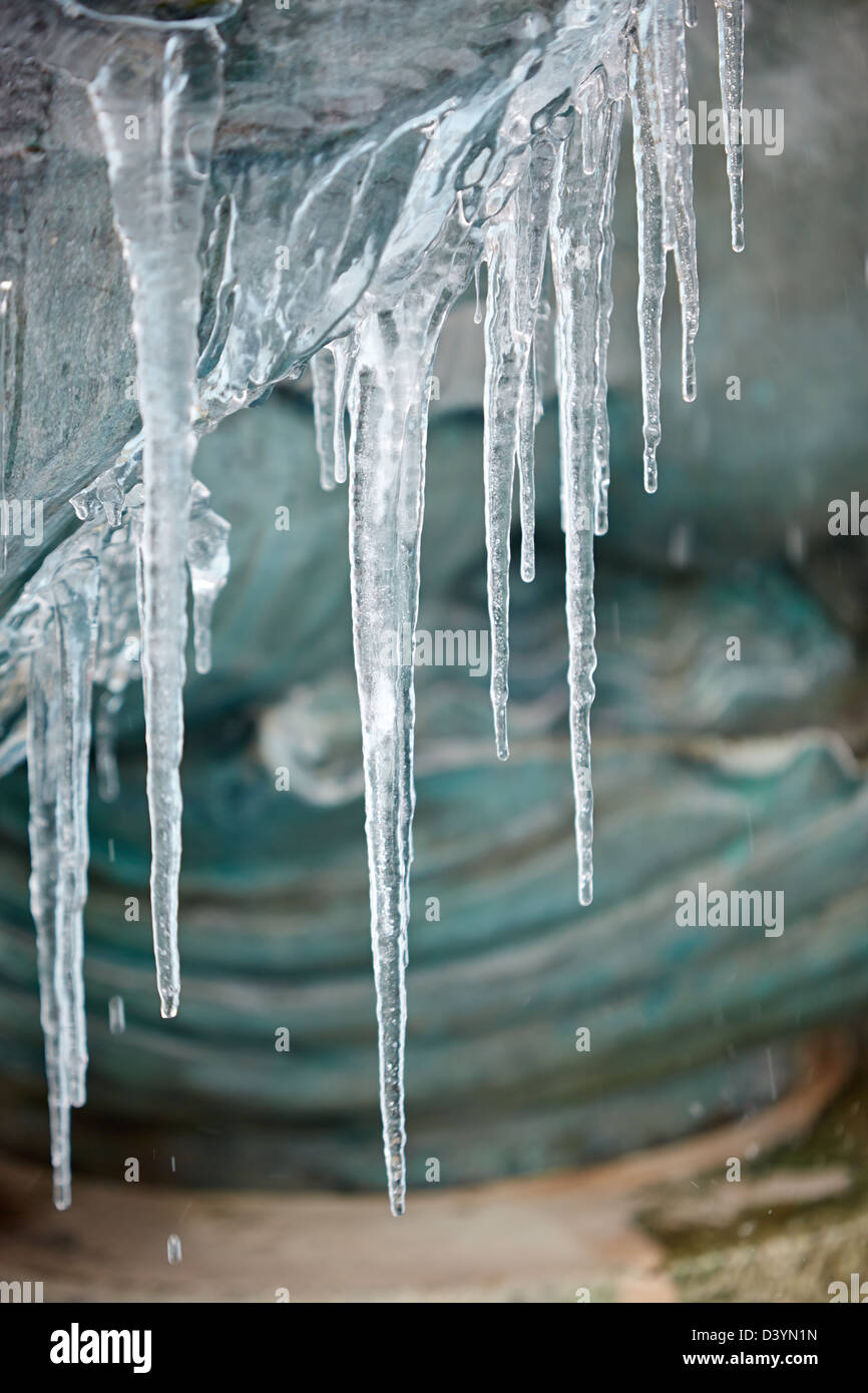 Großen Eiszapfen hängen aus eine Triton-Statue, die Bestandteil der Brunnen am Trafalgar Square in London, in der kalten Jahreszeit Stockfoto