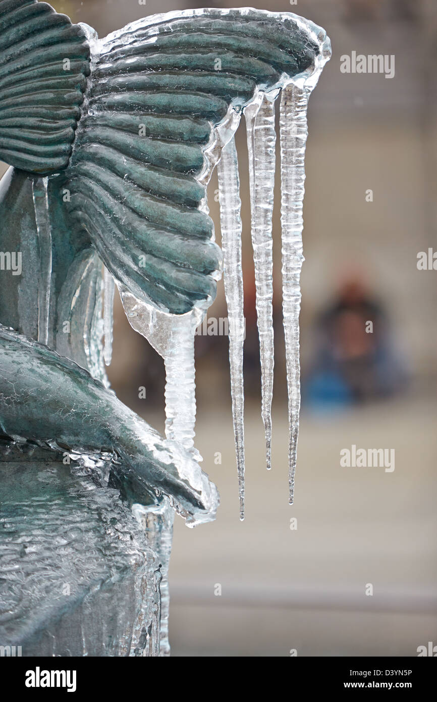 Großen Eiszapfen hängen aus eine Triton-Statue, die Bestandteil der Brunnen am Trafalgar Square in London, in der kalten Jahreszeit Stockfoto