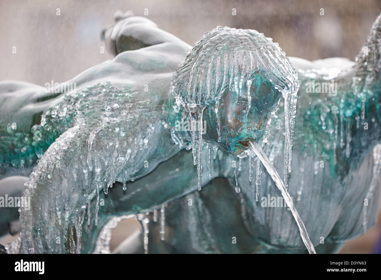 Großen Eiszapfen hängen aus eine Triton-Statue, die Bestandteil der Brunnen am Trafalgar Square in London, in der kalten Jahreszeit Stockfoto