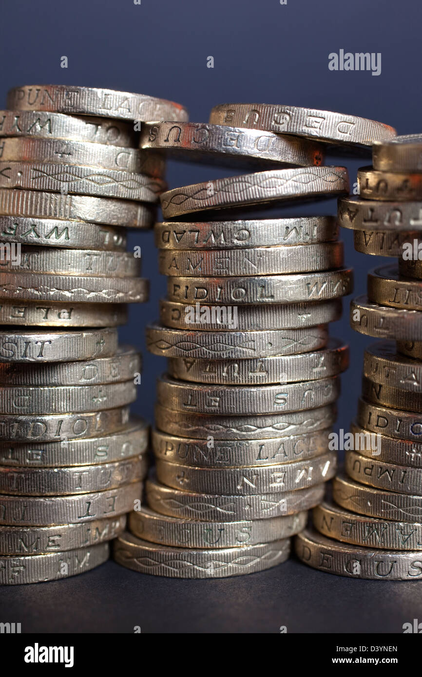 Großbritannien 1 Pfund Münzen und Währungen fotografiert, nachdem Moody es Großbritanniens 'AAA' Credit Rating herabgestuft. Stockfoto