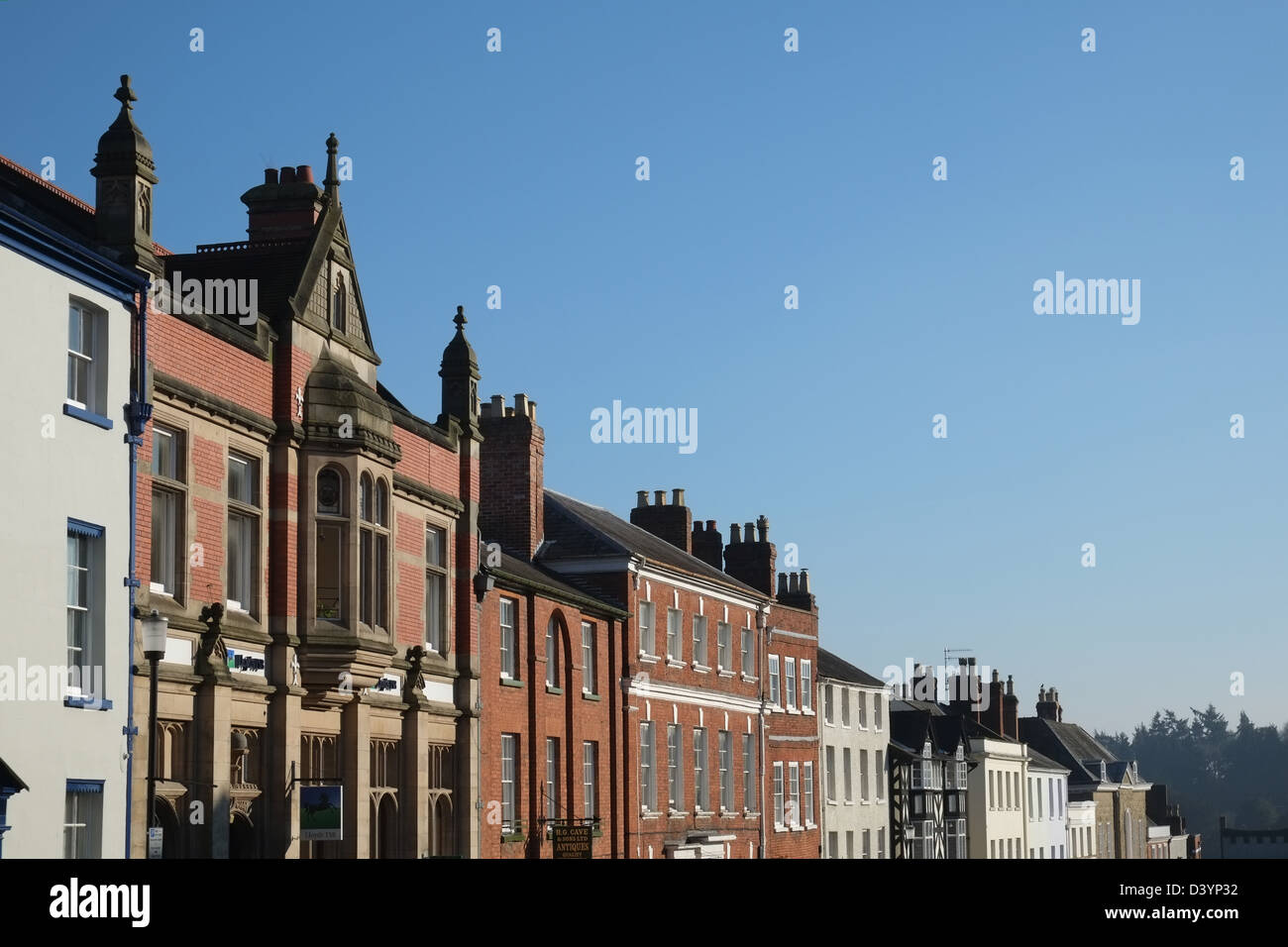 Georgianische Reihenhäuser in Broad Street, Ludlow, Shropshire, England, Großbritannien an einem Sommertag Stockfoto