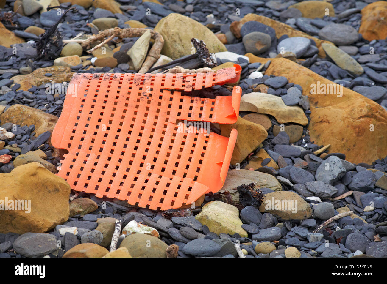 gebrochene Kunststoff Wäsche waschen Korb angespült am Ufer im Kimmeridge im Februar Stockfoto