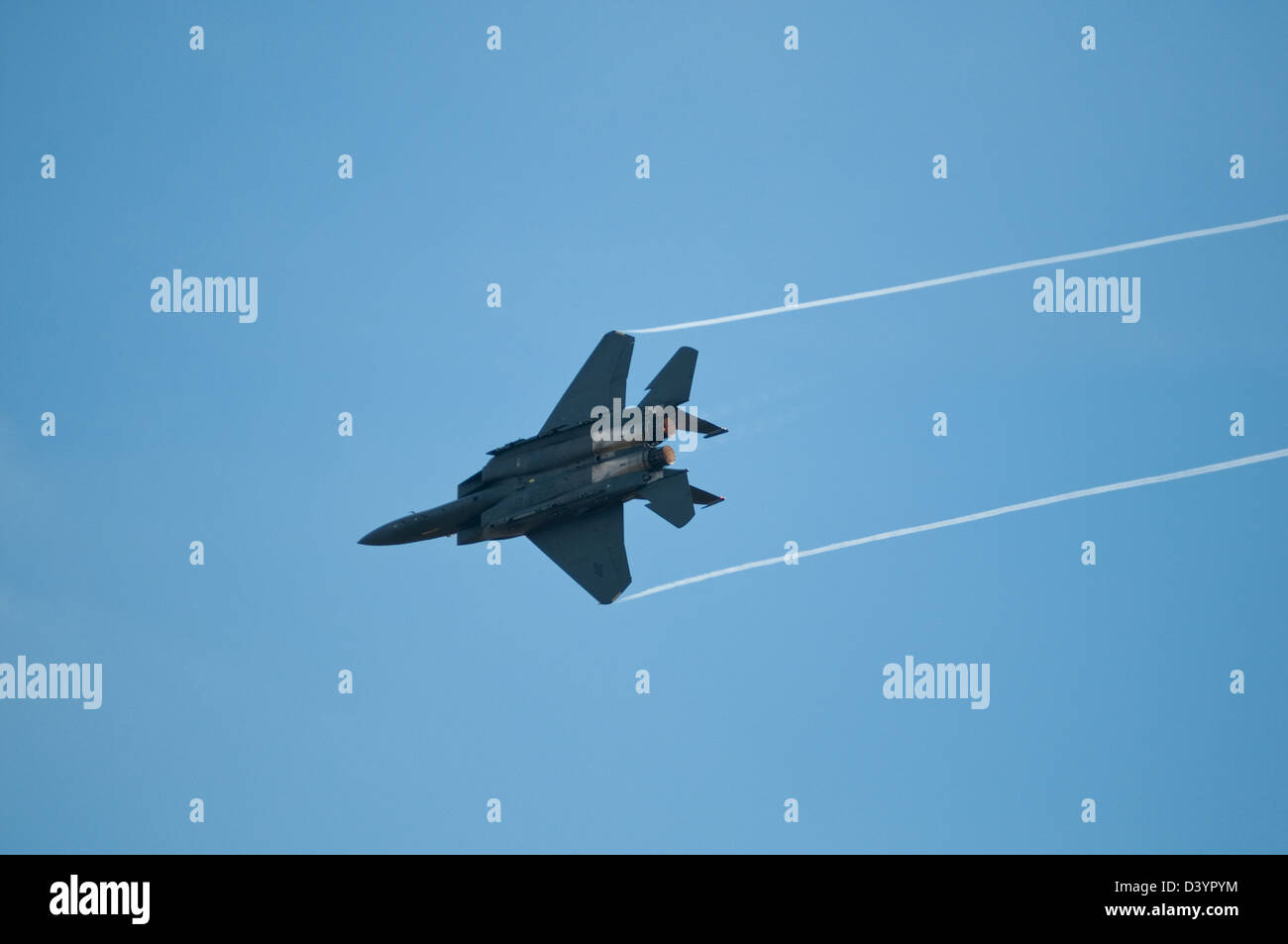 Eine moderne militärische F15 Düsenjäger gezeigt mit Geschwindigkeit fliegen. Stockfoto