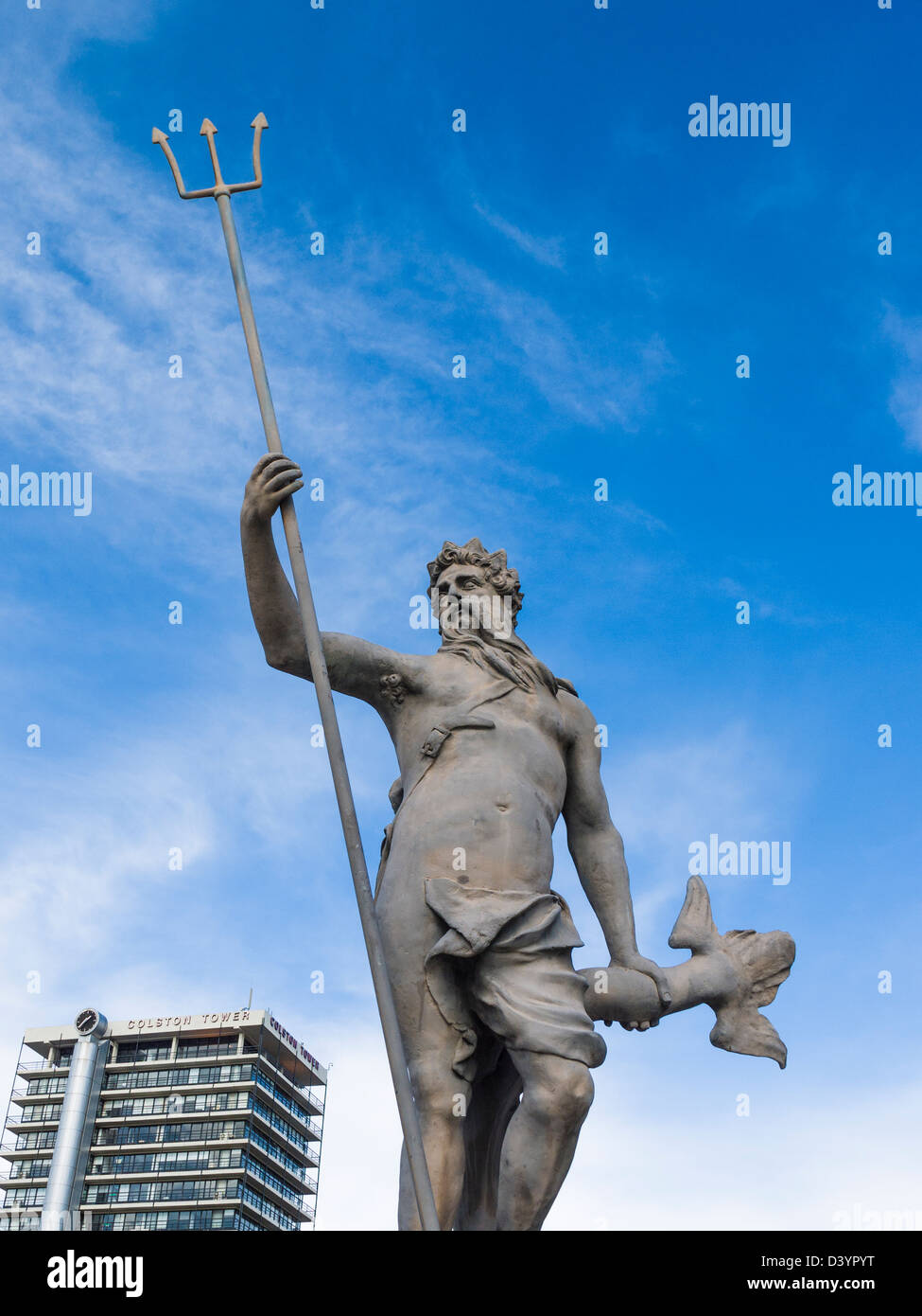 Die Statue des Neptun im Bristol Stadtzentrum mit Colston Turm im Hintergrund, England Stockfoto