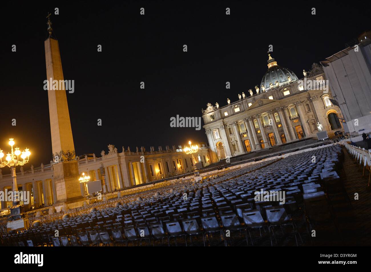 Der Petersplatz ist am Abend in Rom, Italien, 26. Februar 2013 hell. Vorbereitungen sind für die letzten Generalaudienz von Papst Benedict XVI am 27. Februar 2013 auf dem Petersplatz statt. Foto: Bernd Von Jutrczenka Stockfoto