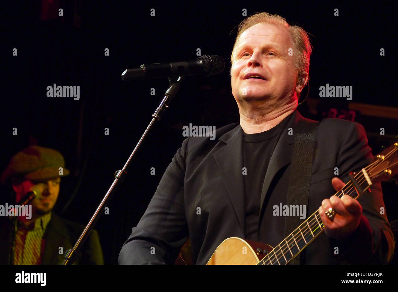 Deutscher Sänger Herbert Groenemeyer führt auf der Bühne während sein erstes Konzert in New York, USA, 26. Februar 2013. Vor 1.000 Zuschauern präsentiert Grönemeyer sein neues Album "Ich gehe". Foto: Daniel Schnettler Stockfoto