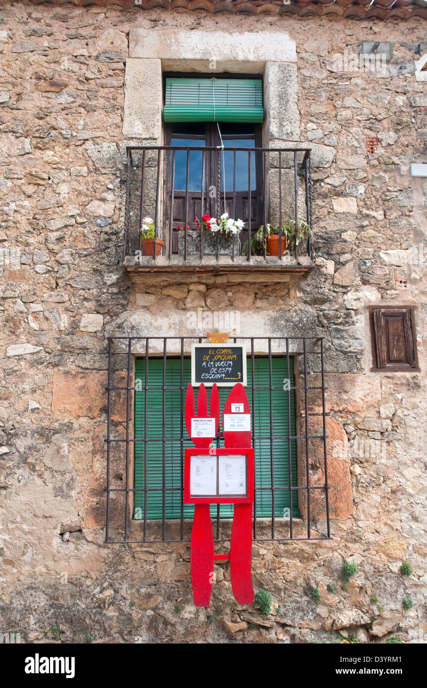 Fassade des Hauses mit Speisekarte des Restaurants. Pedraza, Segovia Provinz Kastilien-Leon, Spanien. Stockfoto