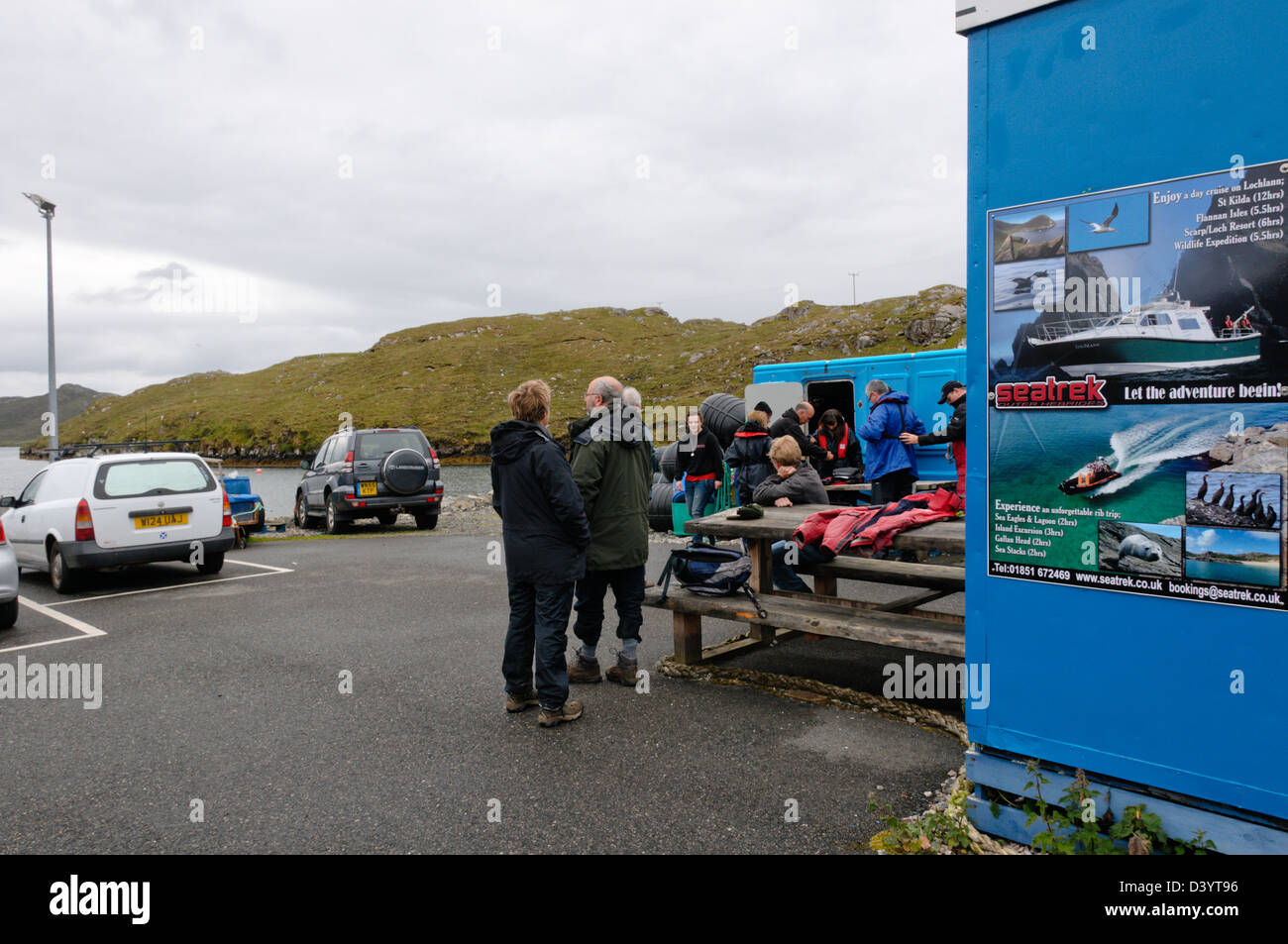 Touristen, die Vorbereitung auf eine Seatrek Wildbeobachtungen Reise am Miabhaig Hafen. Stockfoto