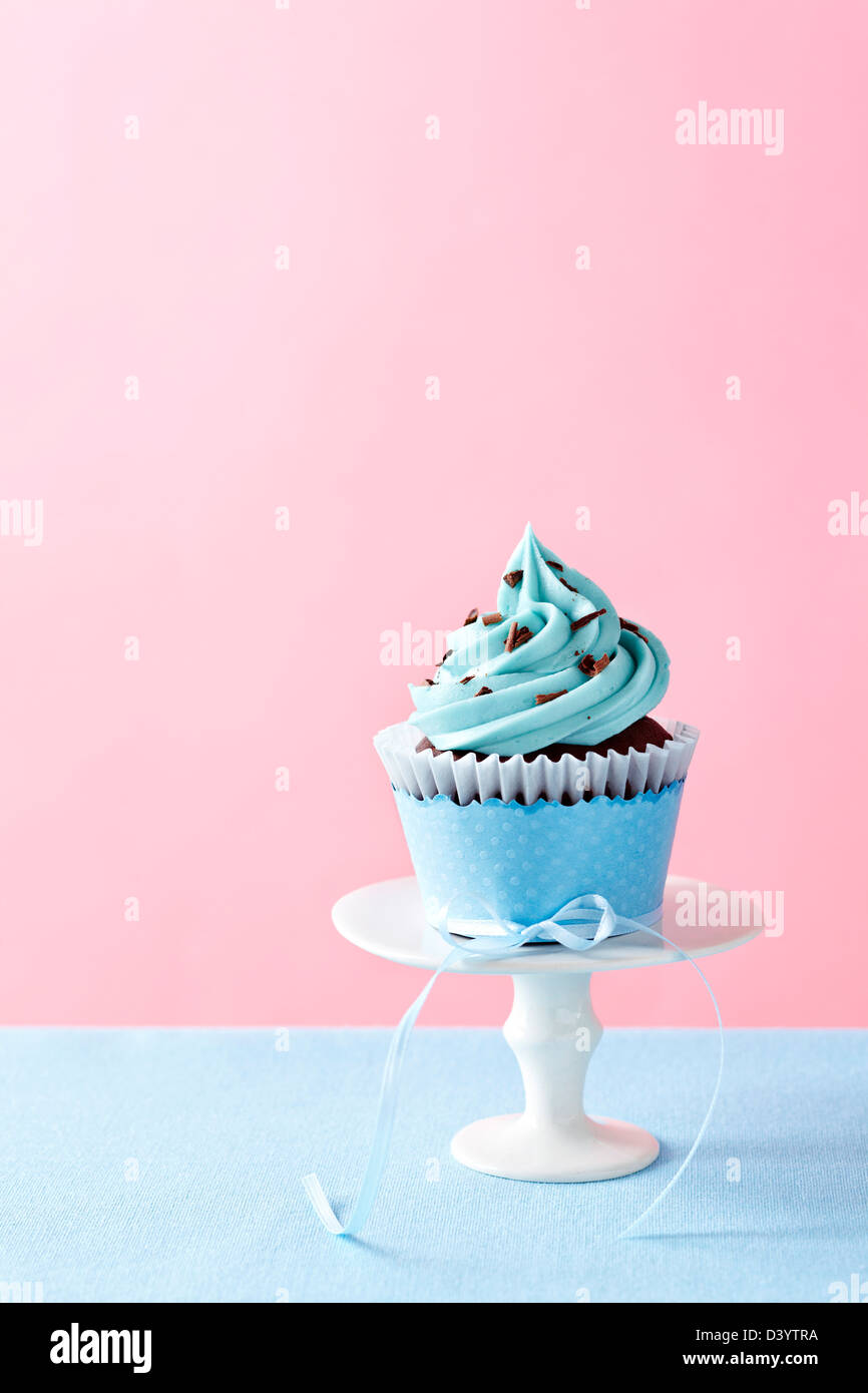 Schokolade Cupcake mit blauer Zuckerglasur Stockfoto