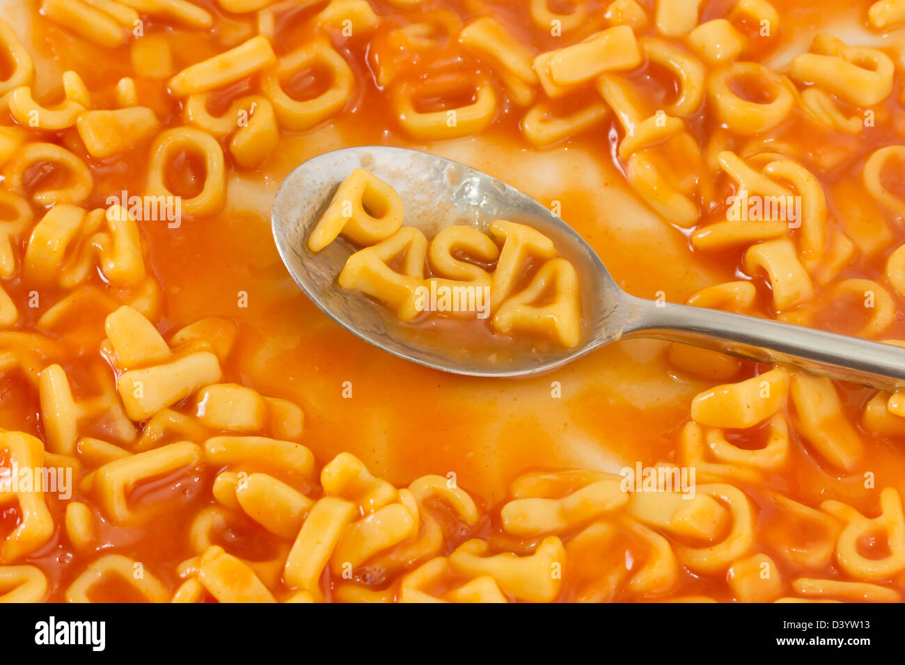 Nudeln geformten Buchstaben das Wort PASTA auf einem Löffel in Nudeln geformten Buchstaben in Tomatensauce Stockfoto