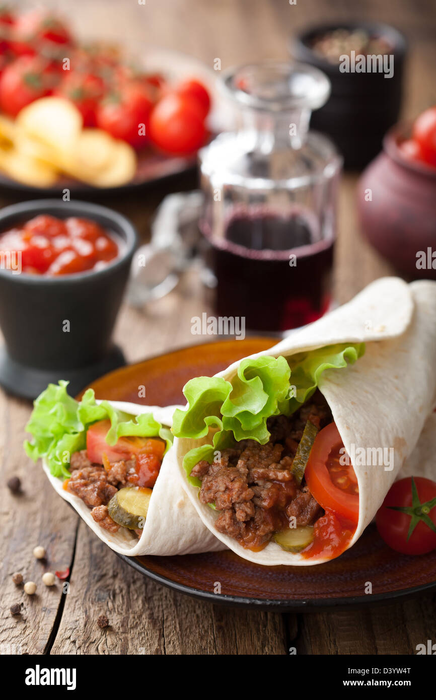 Tortilla-Wraps mit Fleisch und Gemüse Stockfotografie - Alamy