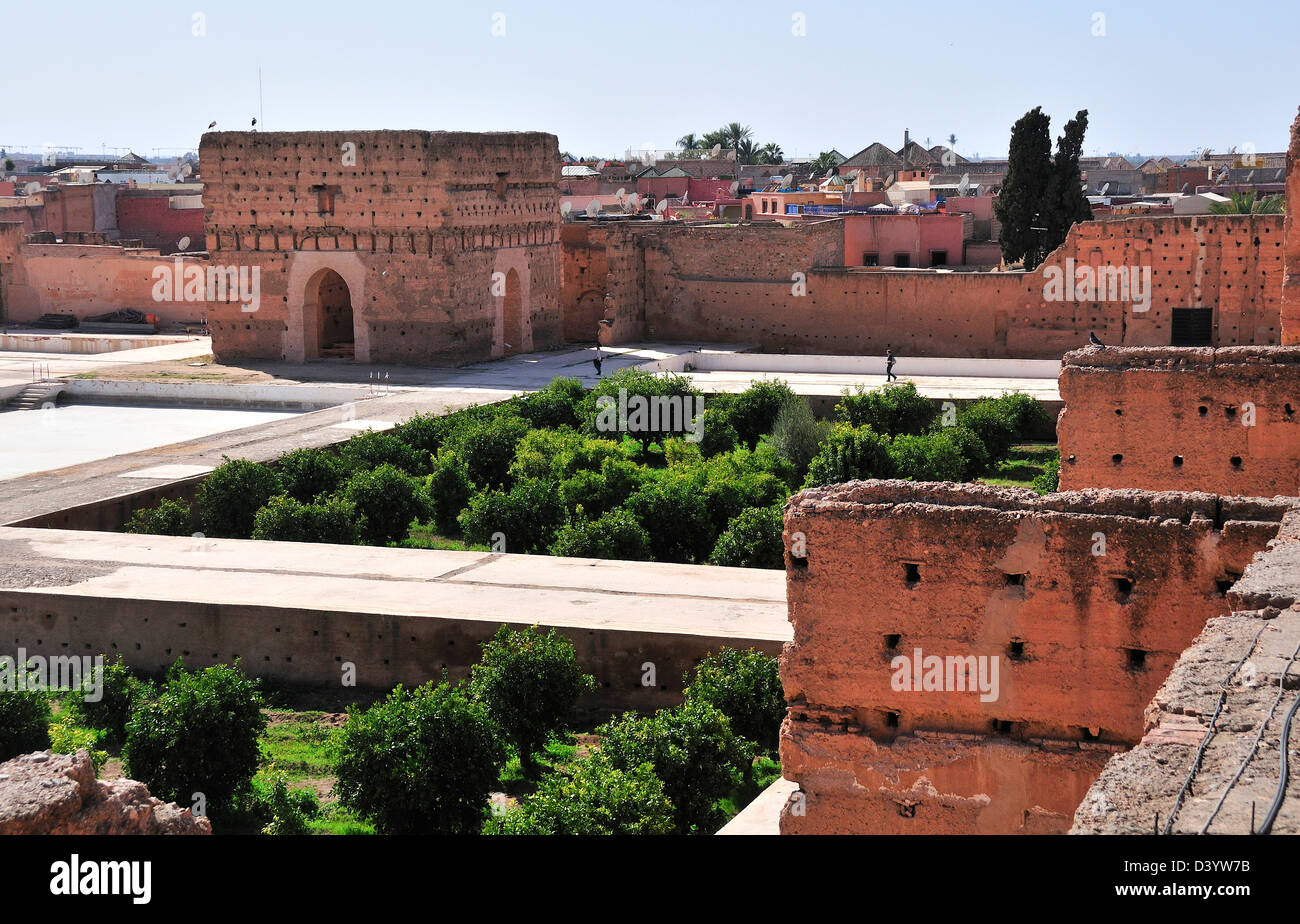 Ansicht der Koubba El Khamsiniya und Gartenblick und versunkenen Gärten im historischen El Badii Palast, Marrakesch, Marokko Stockfoto