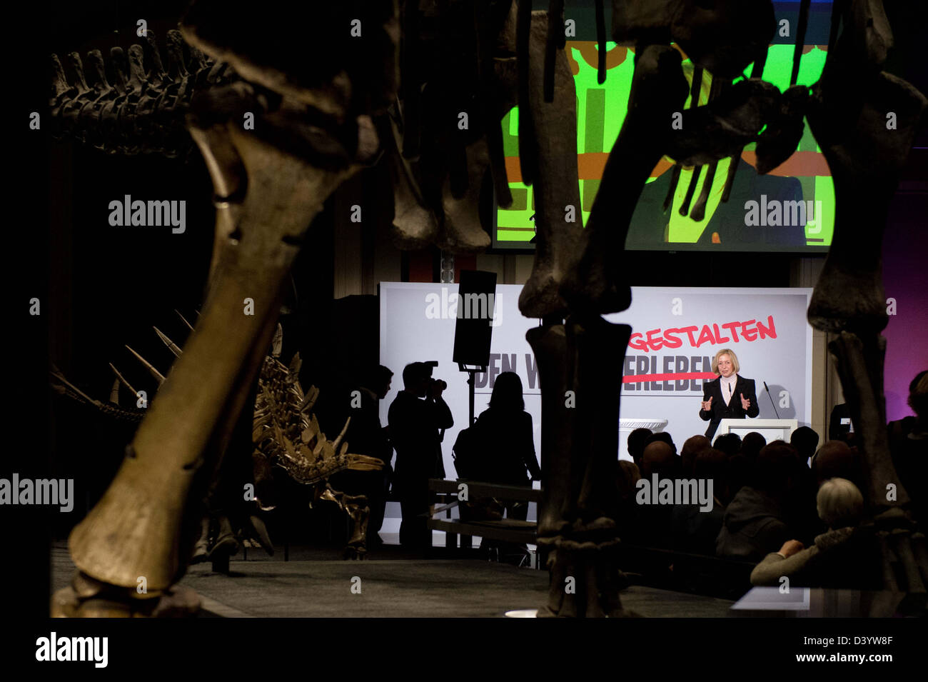 in Berlin, Deutschland. 26. Februar 2013. Deutschen Minister für Bildung Johanna Wanka (CDU, Rücken) öffnet die Wissenschaft Jahr 2013 neben mit einer Ausstellung "Zukunft Leben: sterben Demografische Chance" (lit. in Zukunft leben: Demografische Chancen). Foto: Maurizio Gambarini/Dpa/Alamy Live News Stockfoto
