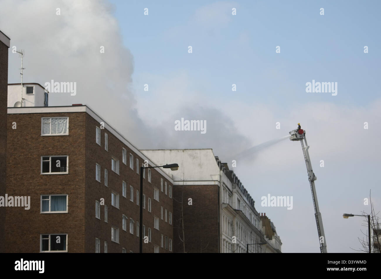 London, UK, 27. Februar 2013, Feuerwehr Ziel Schläuche an Blaze in Bayswater Hotel. Station Manager Nick Comery, der am Tatort, sagte war: "Feuerwehrleute hart gearbeitet und gut zu bewältigen, eine anspruchsvolle und gut entwickelt Feuer. Fünfzehn Menschen entkamen aus dem Gebäude, bevor die Mannschaften kamen und zum Glück niemand verletzt wurde. Unser Feuer-Untersuchung-Team arbeitet nun um festzustellen, was den Brand verursacht. "  Bildnachweis: Martyn Wheatley / Alamy Live News Stockfoto