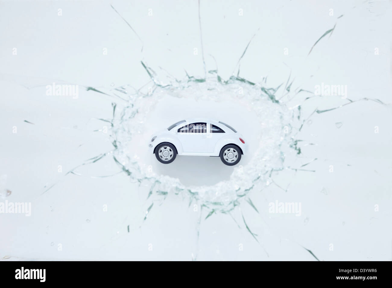 Spielzeugauto und Scherben Stockfoto