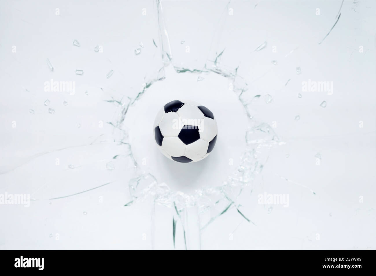 Fußball und Glasscherben Stockfoto