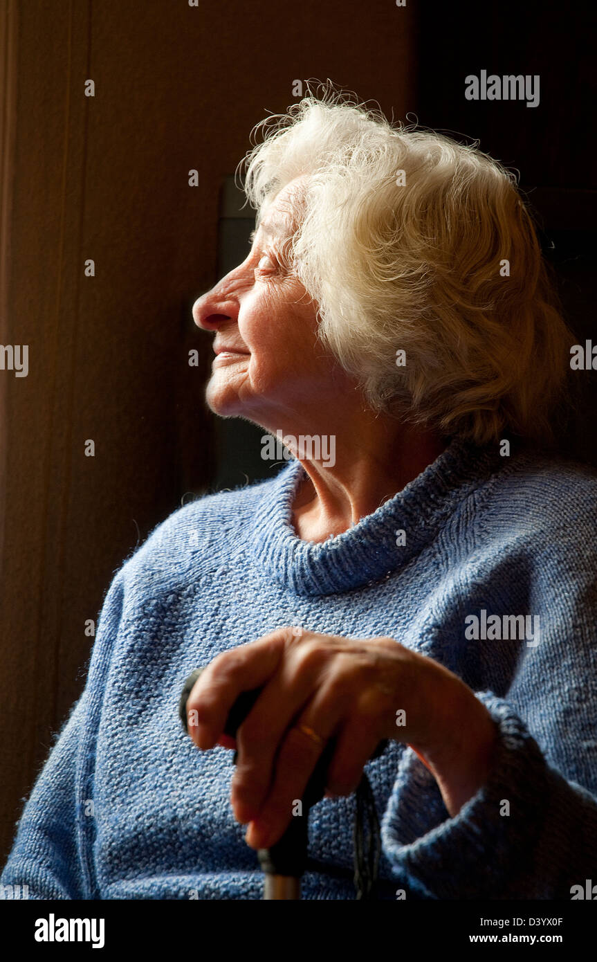Profilbildnis alte Frau lächelnd. Schließen Sie die Ansicht. Stockfoto