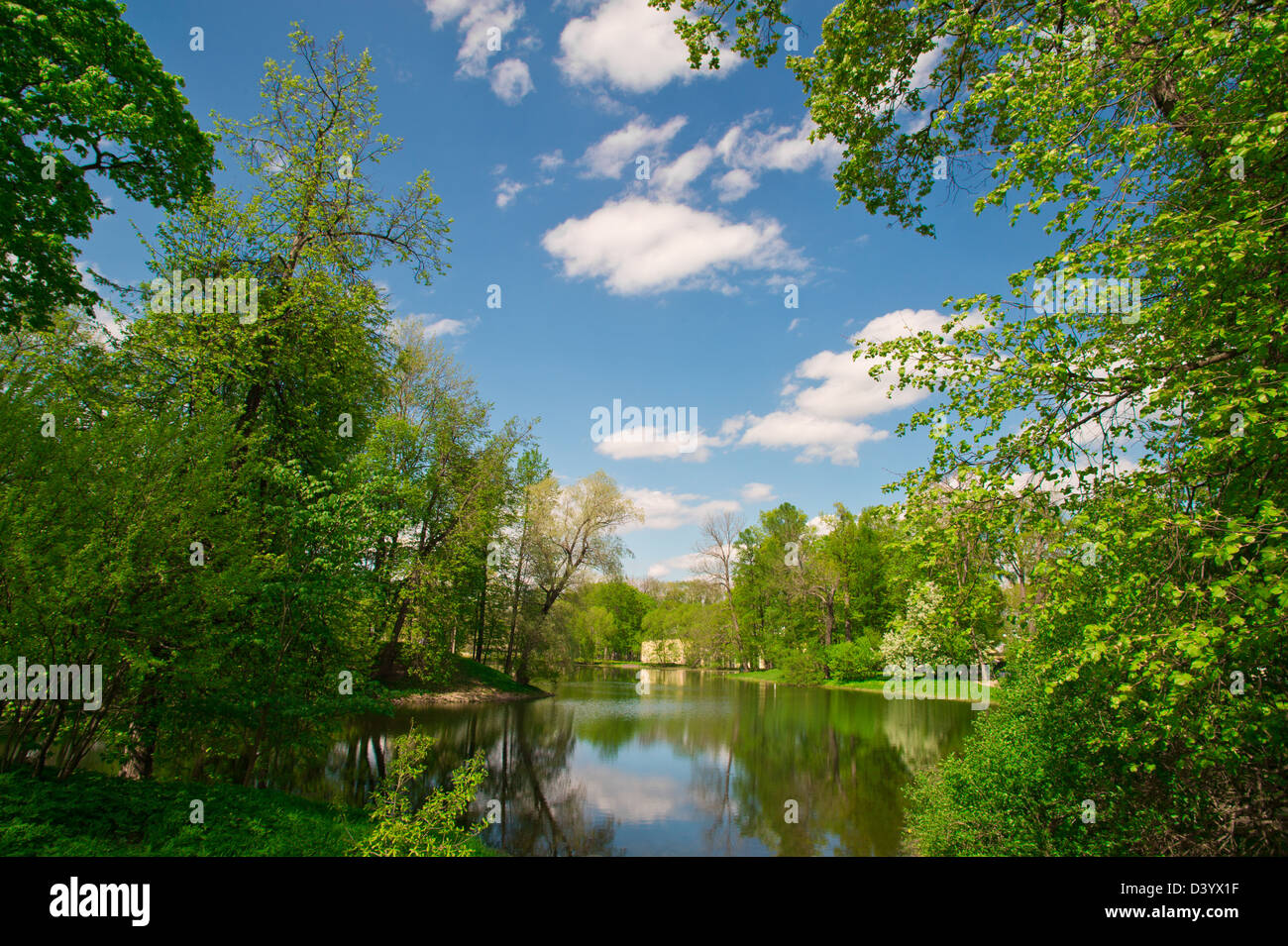 Spaziergang durch einen schönen Park an einem sonnigen Tag Stockfoto